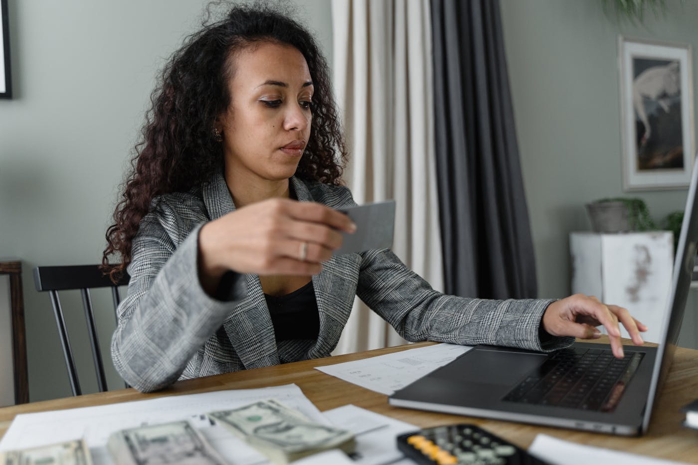 Žena sleduje finance na notebooku jako symbol psychologie investora při poklesu trhu.